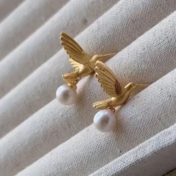 Anthropologie Jewelry - Vintage Hummingbird Pearl Gold Earrings